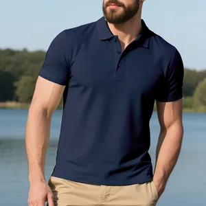 Detailansicht eines atmungsaktiven, schnell trocknenden Herren-Poloshirts in Marineblau