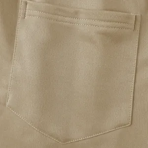 Nahaufnahme der Tasche einer khakifarbenen Cargo-Shorts mit atmungsaktivem Stoff und Nähten