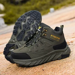 Dettaglio ravvicinato di una scarpa da trekking resistente con suola in gomma antiscivolo