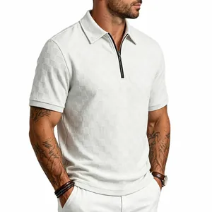 Dettaglio polo da uomo bianca con texture jacquard a scacchi e mezza zip frontale.