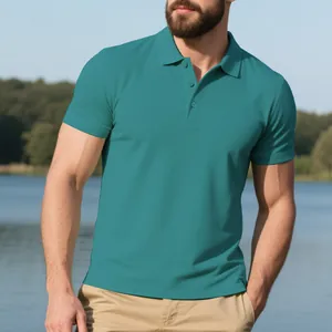 Detailaufnahme eines blaugrünen, atmungsaktiven Herren-Golfpoloshirts im Freien.