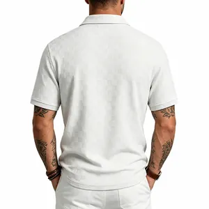 Vista posteriore di polo da uomo bianca con trama jacquard a scacchi in maglia pesante