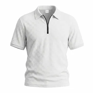 Polo da uomo con motivo jacquard a scacchi bianchi e dettaglio mezza zip frontale.