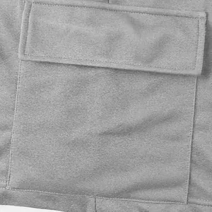 Detaillierte Nahaufnahme der funktionellen Cargotasche an grauen atmungsaktiven Sportshorts.