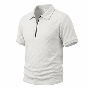 Dettaglio nitido della trama jacquard a scacchi bianchi sulla polo da uomo con zip corta