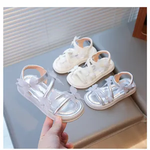 Détail des sandales de princesse argentées pour filles avec papillons en maille
