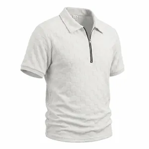 Dettaglio polo da uomo bianca in maglia a nido d'ape con motivo a scacchi e mezza zip