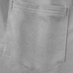 Detailansicht einer grauen Baumwolltasche an sportlichen Cargo-Shorts für Herren