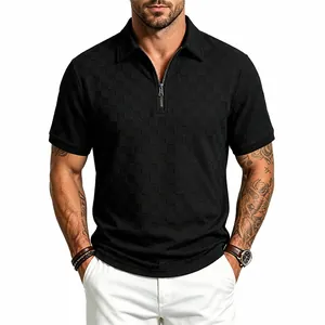 Dettaglio di una polo nera premium con trama jacquard a scacchi e mezza zip frontale.