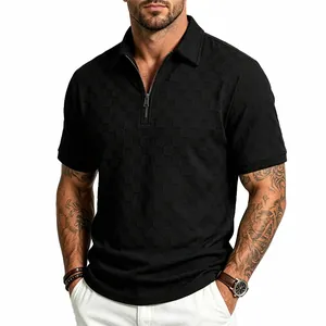 Dettaglio polo nera in jacquard a scacchi con mezza zip e colletto classico a coste