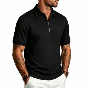 Dettaglio polo da uomo nera in jacquard a scacchi con mezza zip per uno stile casual moderno