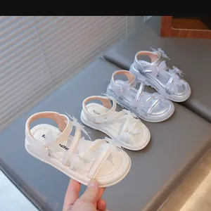 Détail des sandales de princesse pour filles avec papillons et strass argentés