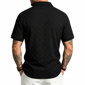Vista posteriore di una polo nera da uomo con trama jacquard a scacchi in rilievo