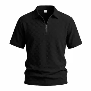Polo nera testurizzata a scacchi di alta qualità con elegante colletto a mezza zip design