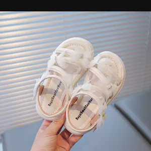 Vue détaillée des sandales de princesse blanches pour filles avec papillons 3D et strass