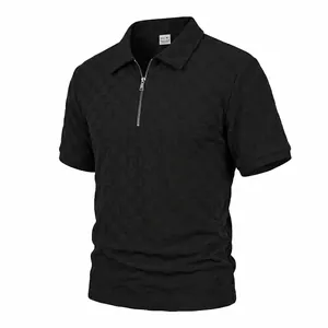 Vista dettagliata della polo nera da uomo con trama a scacchi e mezza zip.