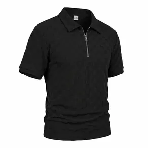 Dettaglio ravvicinato della trama jacquard a scacchi neri di questa polo da uomo