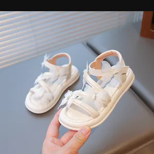 Détail de sandales blanches pour filles avec papillon en maille et strass