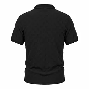 Vista dettagliata del retro della polo nera che mostra la trama del tessuto jacquard