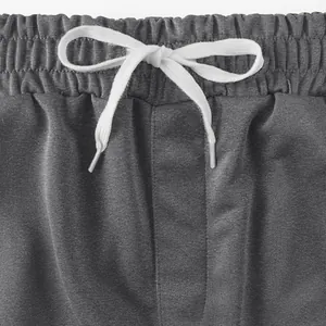 Detailansicht des elastischen Bunds mit weißem Kordelzug an dunkelgrauen Sportshorts