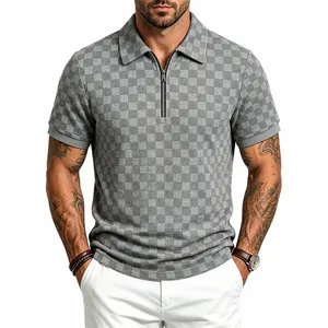 Dettaglio ravvicinato di polo da uomo grigia con motivo a scacchi jacquard e mezza zip