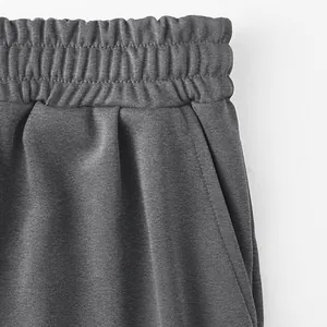 Detailansicht des dunkelgrauen elastischen Bundes und der Tasche für Herrenshorts