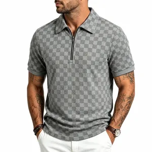 Dettaglio polo da uomo a scacchi grigi con colletto a mezza zip alla moda per l'estate