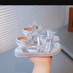 Sandales argentées pour filles avec papillons en strass scintillants et semelle souple