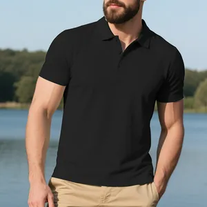 Nahaufnahme eines atmungsaktiven schwarzen Herren-Poloshirts mit klassischem Umlegekragen.