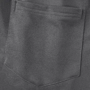 Nahaufnahme der Nahtdetails an der Gesäßtasche einer dunkelgrauen Herren-Freizeitshort