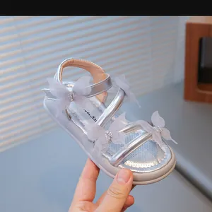 Sandales argentées pour filles avec papillons délicats et détails en diamants brillants