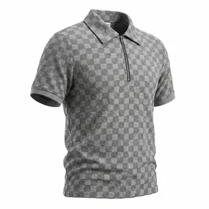 Dettaglio della trama jacquard a scacchi grigi sulla polo da uomo con mezza zip.