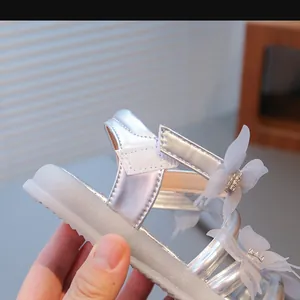Vue détaillée de sandales argentées pour filles avec papillon strass et bride velcro