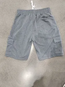 Detailansicht der Rückseite grauer Herren-Cargo-Shorts mit Taschen und bequemem elastischem Bund.
