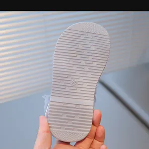 Vue macro détaillée de la semelle en caoutchouc gris antidérapante taille 28 pour filles