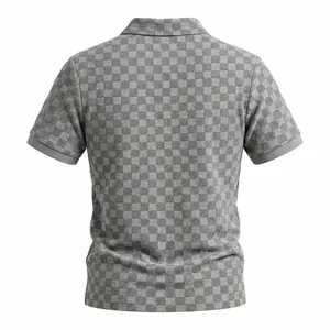 Vista posteriore di una polo da uomo a maniche corte con lavorazione jacquard a scacchi