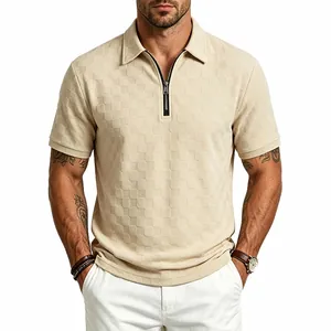 Vista dettagliata della polo da uomo beige jacquard a scacchi con colletto a mezza zip