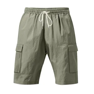 Dettaglio dei pantaloncini cargo da uomo in lino verde oliva con coulisse in vita