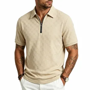 Dettaglio della polo uomo beige in jacquard a scacchi con mezza zip e maniche corte
