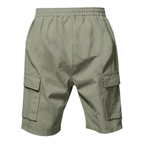 Vista posteriore dettagliata dei pantaloncini cargo da uomo verde oliva con elastico in vita.