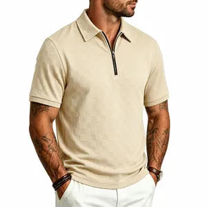 Dettaglio della polo da uomo beige con motivo jacquard a scacchi e mezza zip.