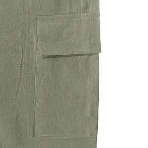 Dettaglio della tasca cargo laterale sui pantaloncini cargo in lino traspirante verde oliva