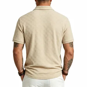 Vista posteriore dettagliata di una polo da uomo beige con motivo jacquard a scacchi