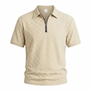 Dettaglio di una polo beige premium da uomo con motivo jacquard a scacchi e mezza zip