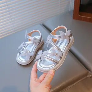 Sandales argentées pour filles avec des papillons décoratifs en maille blanche et des strass