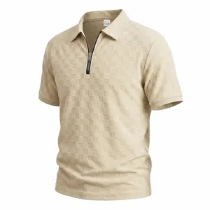 Vista dettagliata del tessuto jacquard a scacchi strutturato di una polo da uomo color kaki