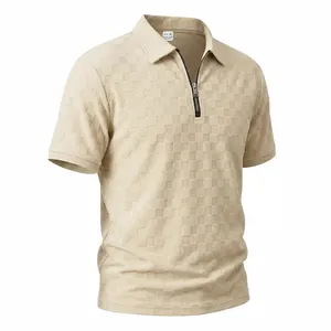 Vista dettagliata della polo da uomo con jacquard a scacchi e mezza zip frontale