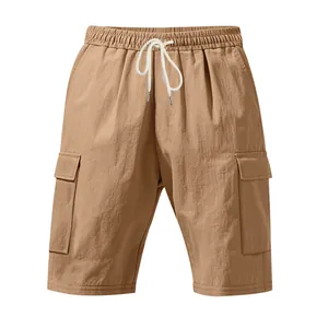 Vista dettagliata dei pantaloncini cargo in lino kaki da uomo con vita elasticizzata e coulisse