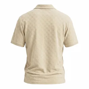 Vista posteriore di una polo da uomo beige con jacquard a scacchi e vestibilità rilassata