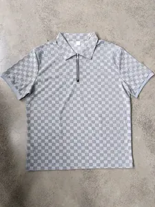 Polo grigia a scacchi jacquard con zip a un quarto e polsini a costine in vista piatta